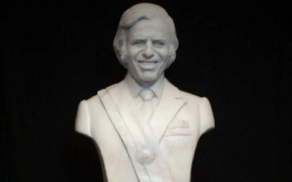 Controversia por la colocación del busto de Carlos Menem en la Casa Rosada