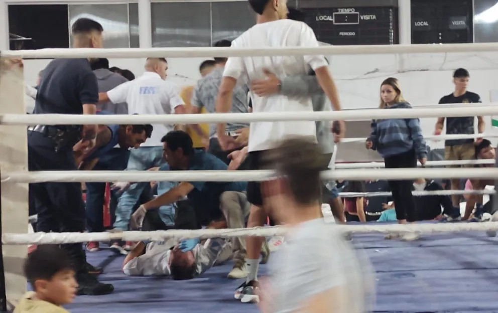 Video: brutal agresión a un árbitro durante una presentación de boxeo femenino en Río Negro