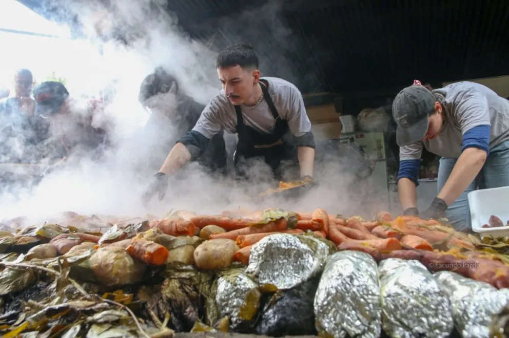 Colorido domingo en Colonia Suiza para disfrutar del exquisito curanto en su fiesta nacional