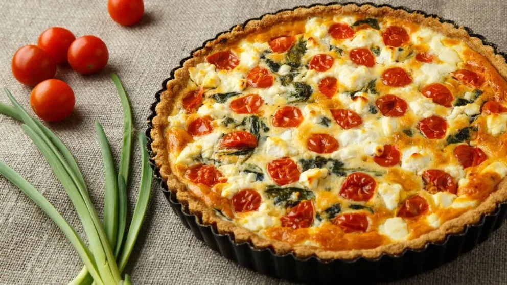 Una delicia: hacé una tarta de queso, cebolla y tomate