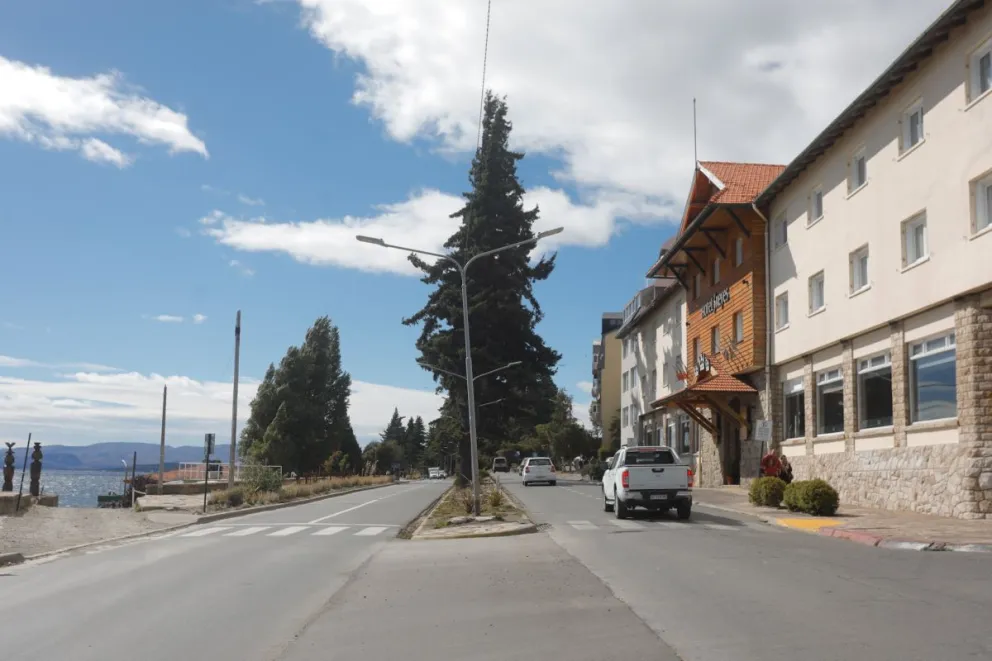 Una joven fue trasladada al Hospital tras ser embestida por un vehículo en el Ñireco