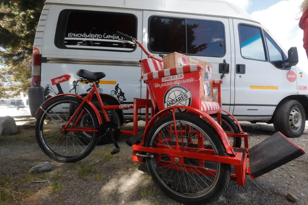 Recorren el país mostrando triciclos adaptados para personas con movilidad reducida