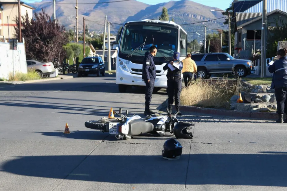Dos menores de edad trasladados en ambulancia tras fuerte impacto contra un auto