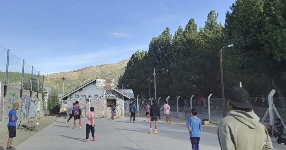 La Escuelita del Nahuel Hue, un espacio para el fútbol, las charlas y los momentos compartidos