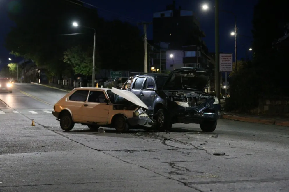 Violento choque en una compleja esquina: una mujer fue trasladada al Hospital