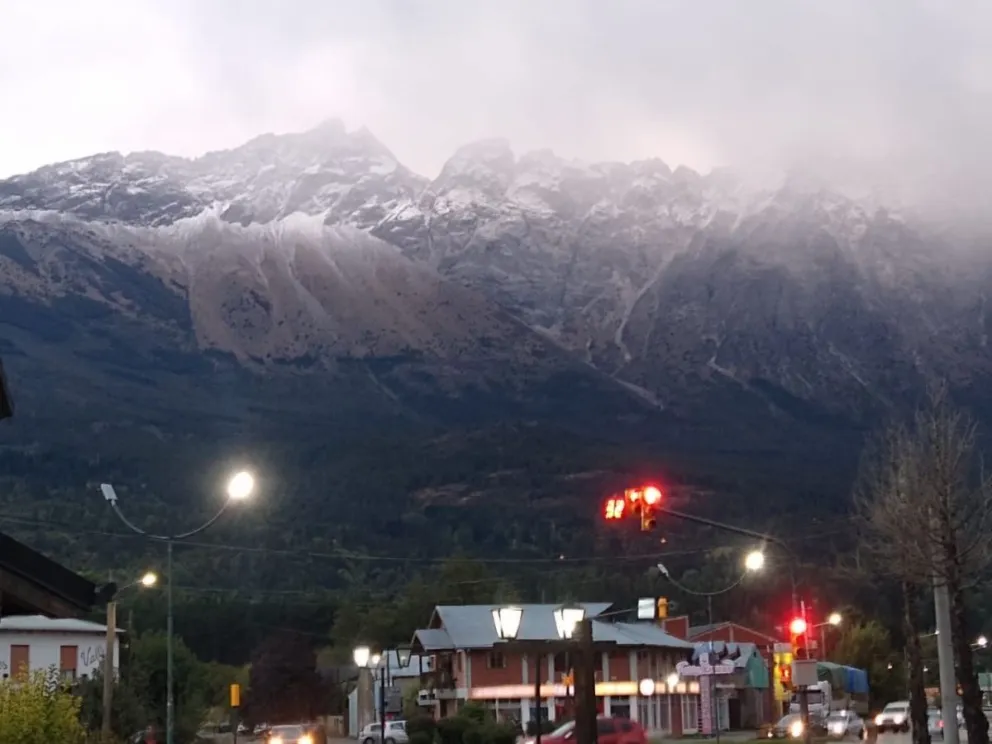 El Piltriquitrón amaneció pintado de blanco