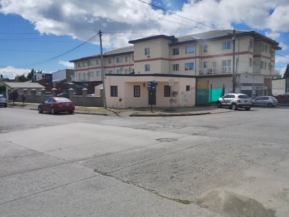 Motociclista resultó ileso tras colisionar contra el lateral de un vehículo