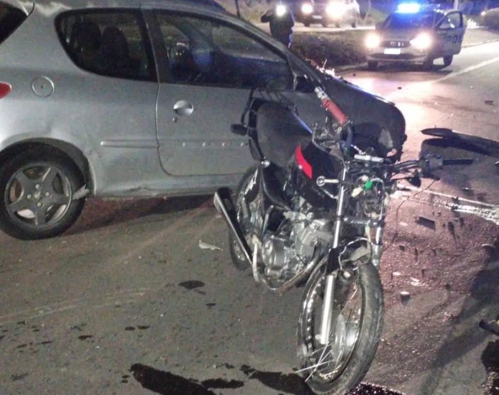 Motociclistas chocaron entre ellos, luego contra otro auto y uno de ellos contra un poste