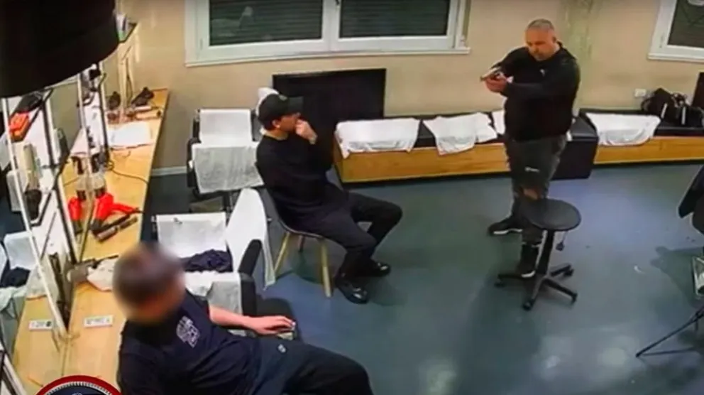 Imágenes sensibles: peluquero disparó a su compañero de trabajo y se dio a la fuga