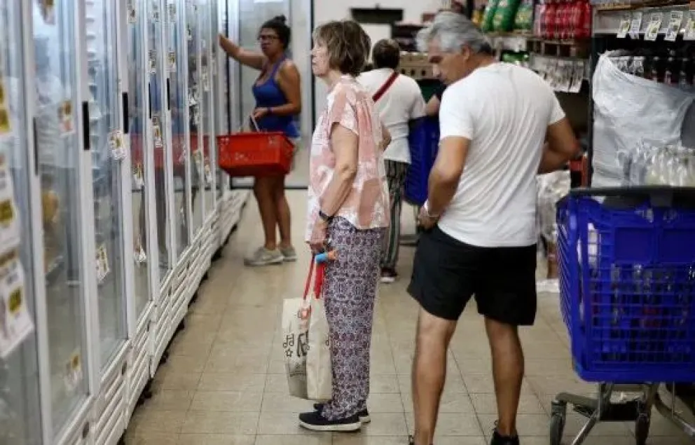 Fuerte caída del consumo en supermercados y mayoristas: las ventas se desplomaron en enero