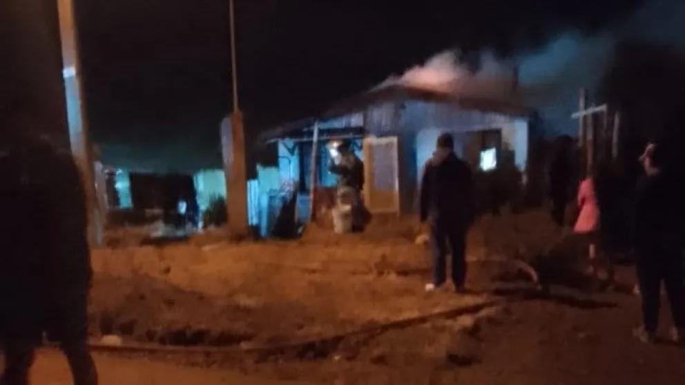 Momentos de tensión por incendio de vivienda en el barrio El Frutillar