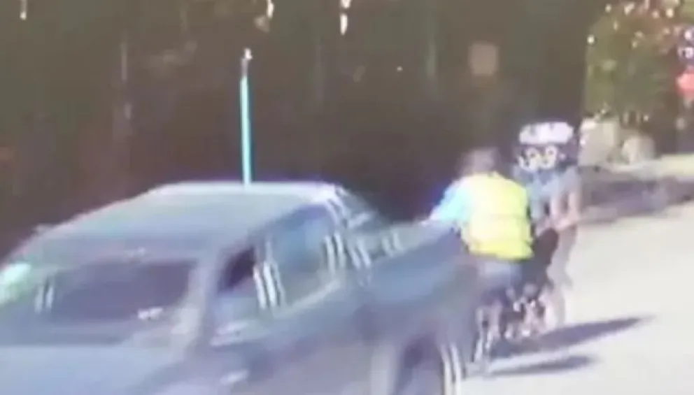 Formularon cargos al policía que derribó de un golpe a la pareja de motociclistas