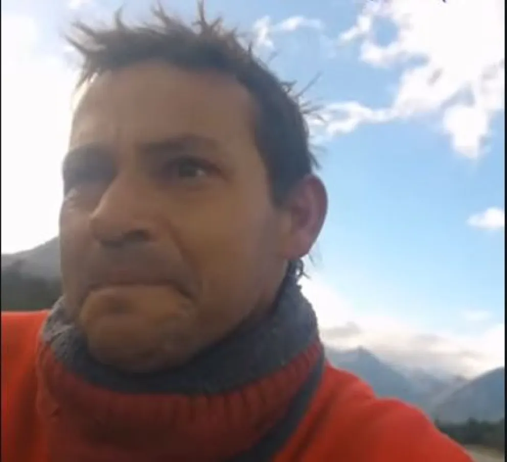 Un viajero youtuber emocionado hasta las lágrimas por el entorno de Bariloche