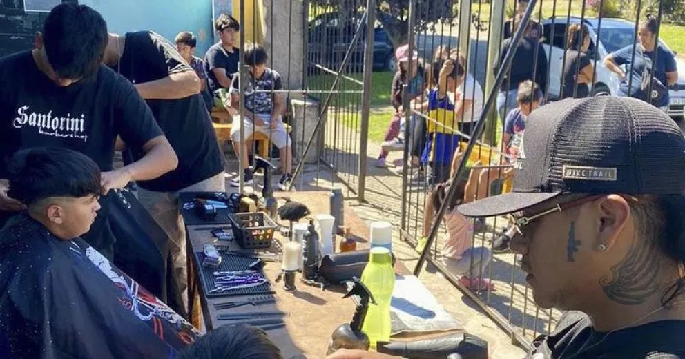 Los barberos solidarios cortaron el cabello a más de 100 estudiantes
