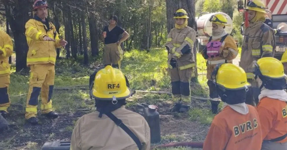 Continúan inscribiendo a los aspirantes a bomberos voluntarios en el cuartel de Melipal
