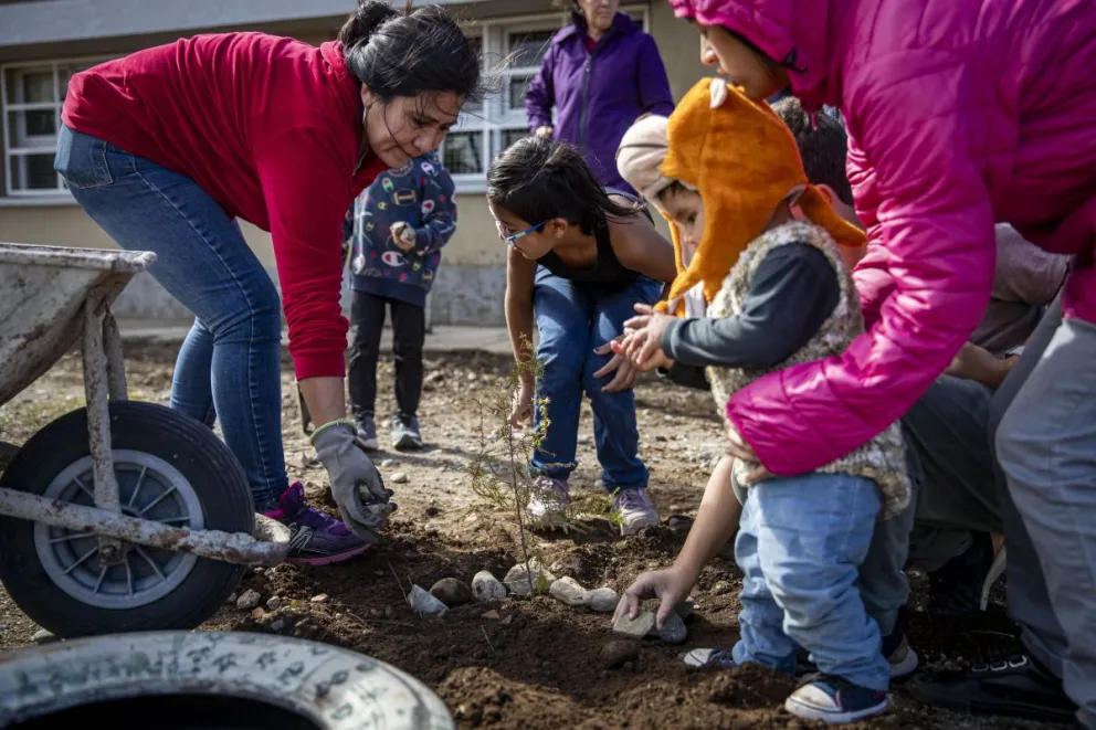 Jornada de limpieza de la comunidad educativa en la escuela Nº 374