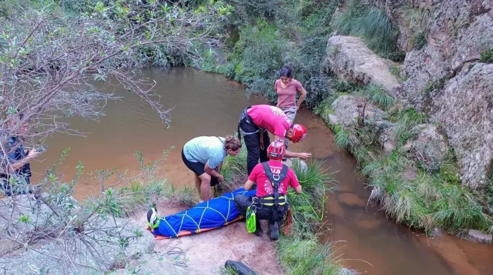 Córdoba: una mujer cayó desde un puente colgante a 30 metros de altura