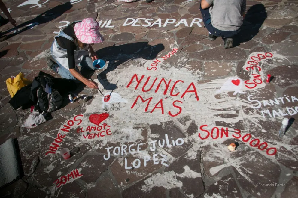 Cada 24 de marzo, en Bariloche, se pintan pañuelos blancos en el Centro Cívico... ¿Se seguirá haciendo? (foto: Facundo Pardo).