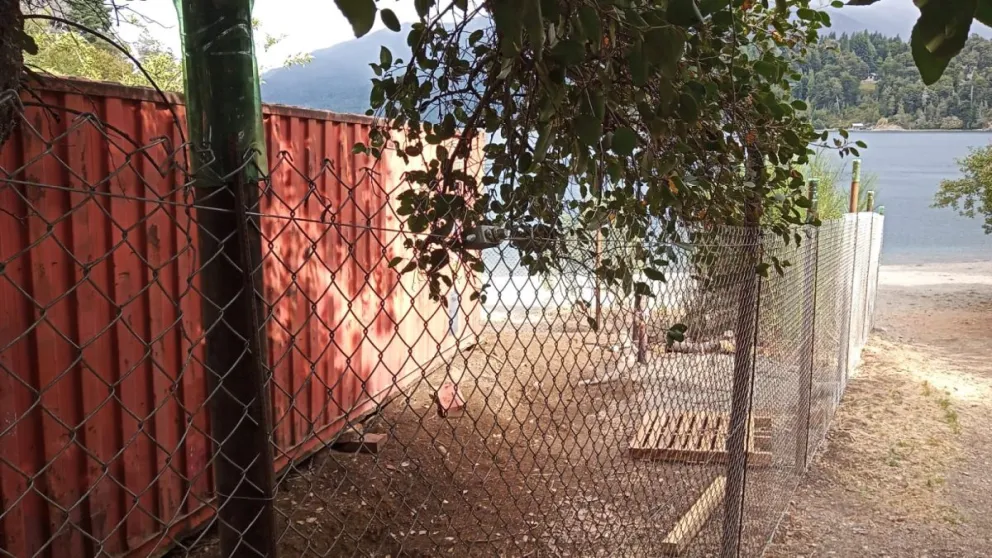 Indignados, los vecinos rebautizaron a la playa Sin Viento como la “playa del Contenedor”
