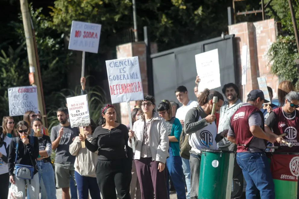 Reclamo de los trabajadores de Conicet realizaron un "Ruidazo" contra los despidos 