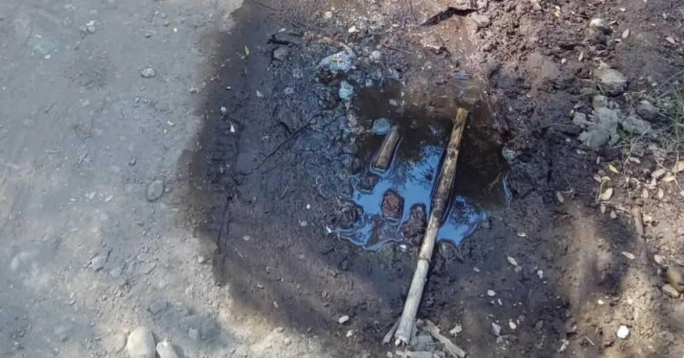 Vecinos denuncian que una fuga de agua provoca repetidos cortes en el suministro del servicio