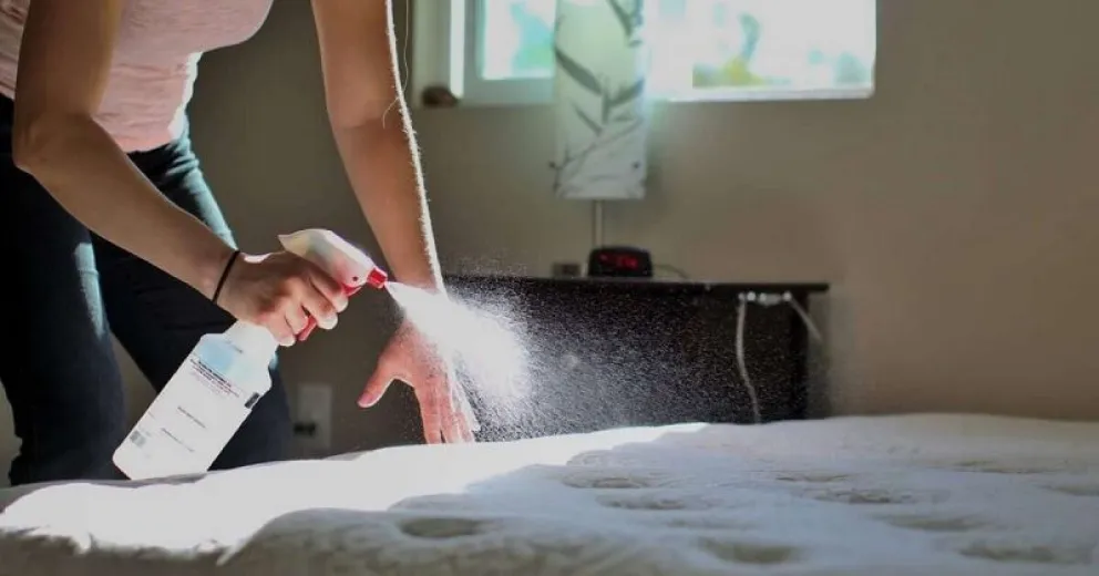 El truco viral para quitar las manchas de tu colchón y dejarlo como nuevo