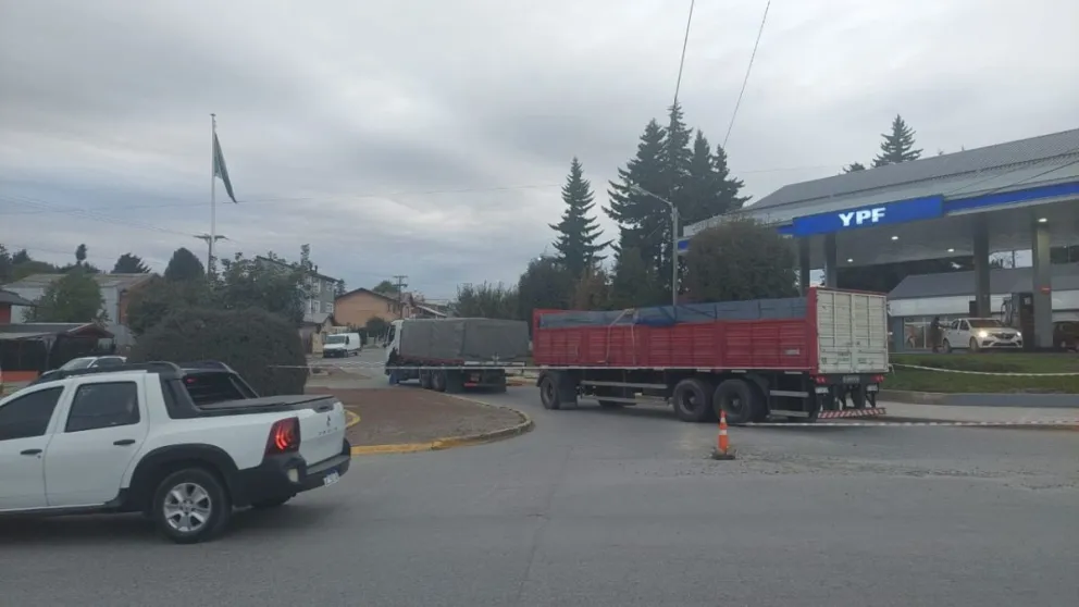 La rotonda de Brown y Bechtedt está cortada por un camión desde anoche 