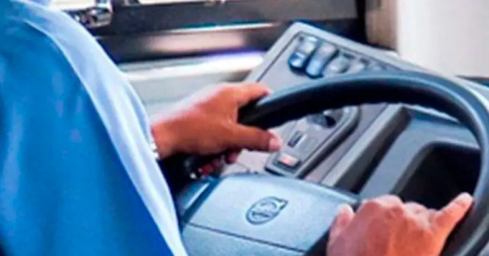 Un chofer hacía gestos insinuantes a menores, lo echaron y dijo que era una persecución