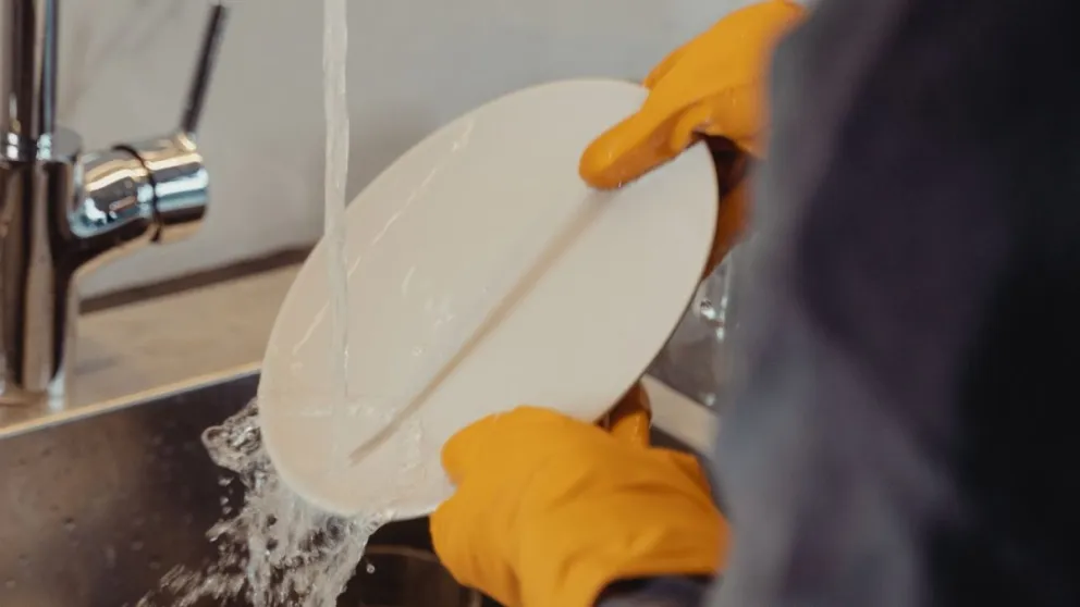 Brecha de género en las tareas domésticas: las mujeres cargan con la responsabilidad mental