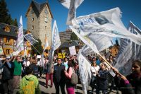 Diferentes agrupaciones sindicales reclaman en el centro de Bariloche 