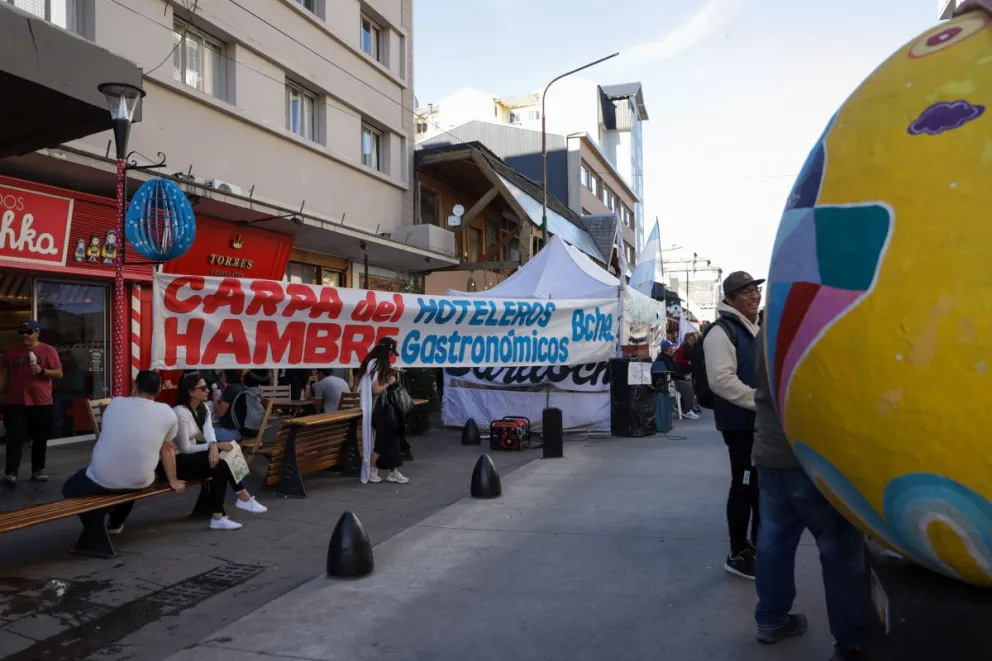 Fuerte reclamo: instalaron “la Carpa del Hambre” sobre la calle Mitre