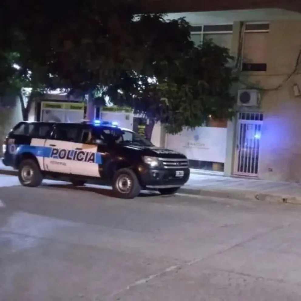 La delegación del Enacom, custodiada por un patrullero de la Federal