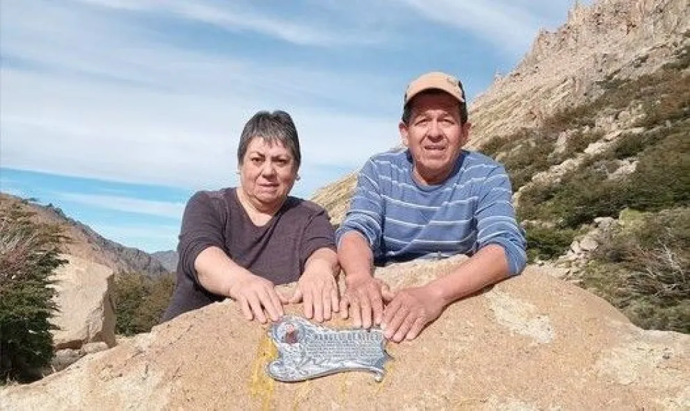 La madre de Manuel Benítez pudo conocer el lugar donde se encuentra una placa en su honor