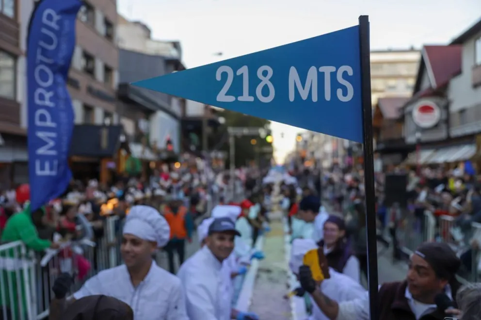 Cientos de familias disfrutaron de la barra de chocolate elaborada en vivo y en directo en calle Mitre