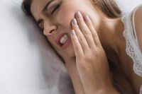 Por qué rechinamos los dientes cuando dormimos y cómo dejar de hacerlo, según Harvard