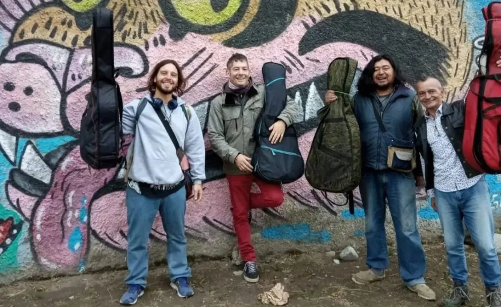Músicos callejeros denunciaron que ya no pueden tocar en los colectivos de Bariloche
