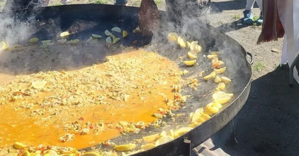 Hicieron una paella gigante para colaborar con el hospital