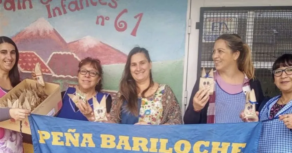 La peña Bariloche es de Boca ayudó al conejo a entregar los huevos de Pascua