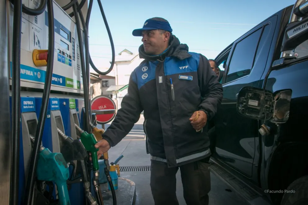 Se espera que desde la medianoche de hoy, aumenten los combustibles un 4% 