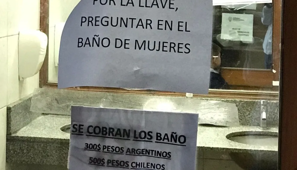 Ahora cobran para usar los baños del paso Cardenal Samoré