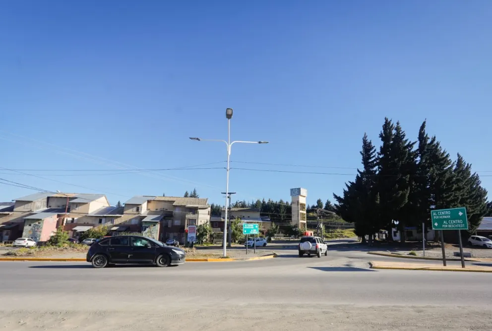 Fuera de control: agredía a una mujer, lesionó a dos policías y rompió un patrullero con la cabeza