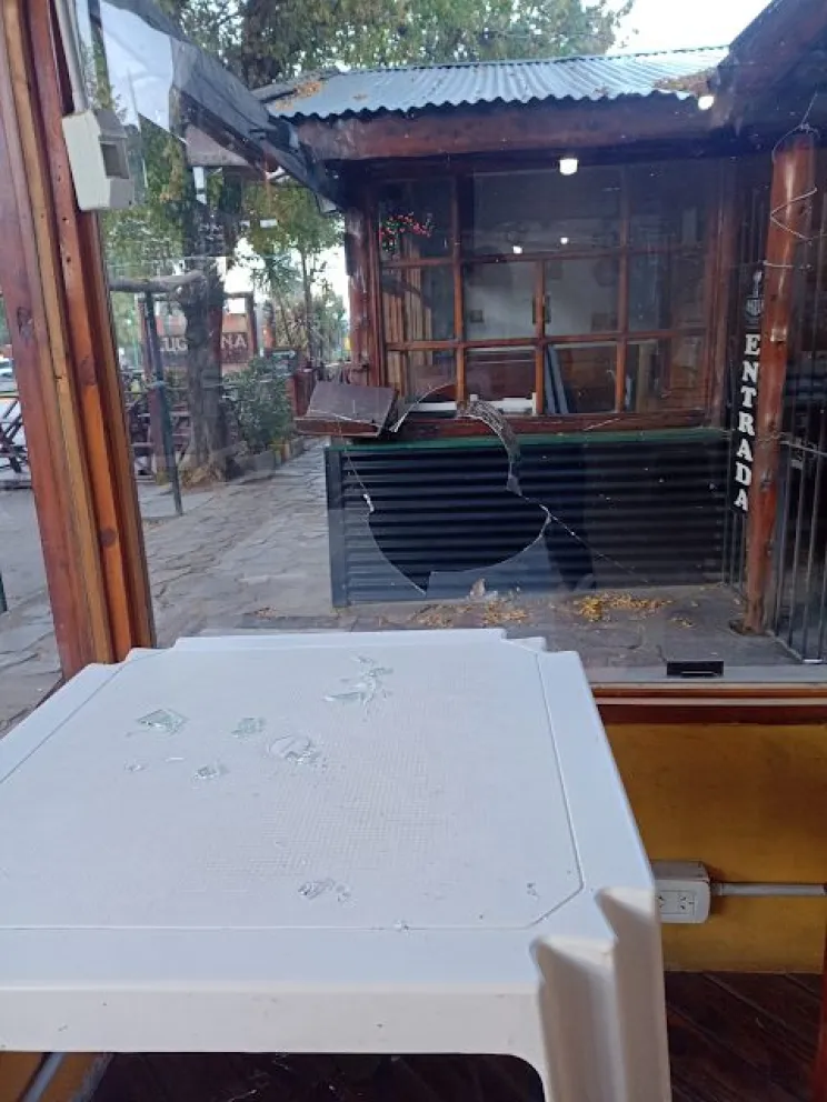 Demoraron a un adolescente que causaba destrozos en locales céntricos y garita de transporte