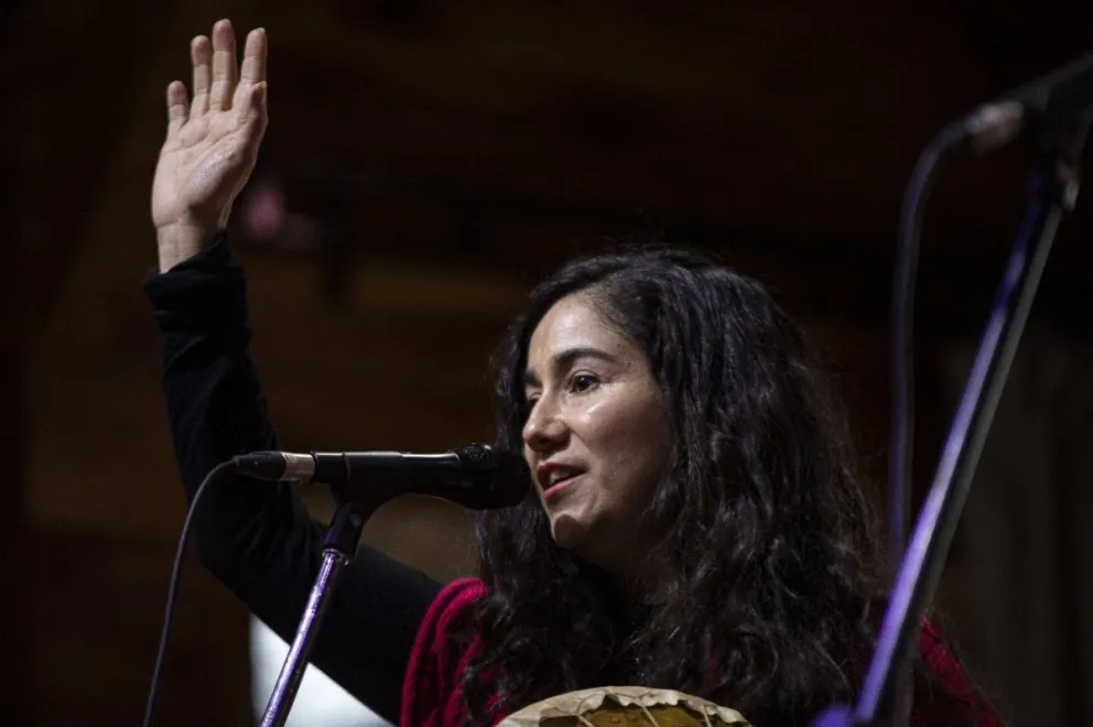 Anahí Mariluan presenta su primer libro de poesía
