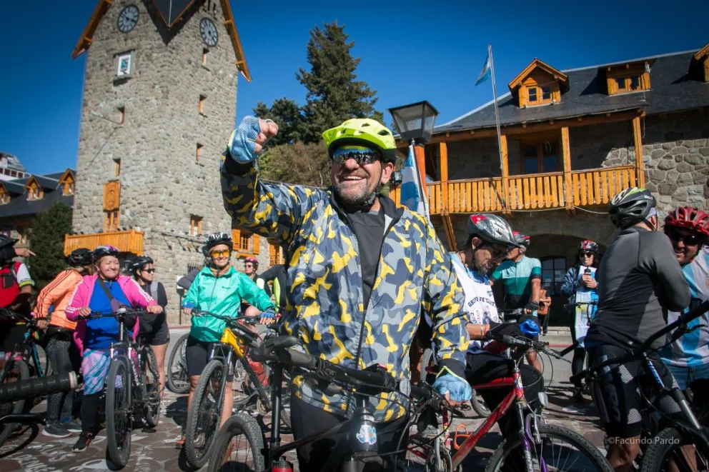 Edgardo Suárez, el hombre que unió la pasión de pedalear con el recuerdo de los caídos en Malvinas.