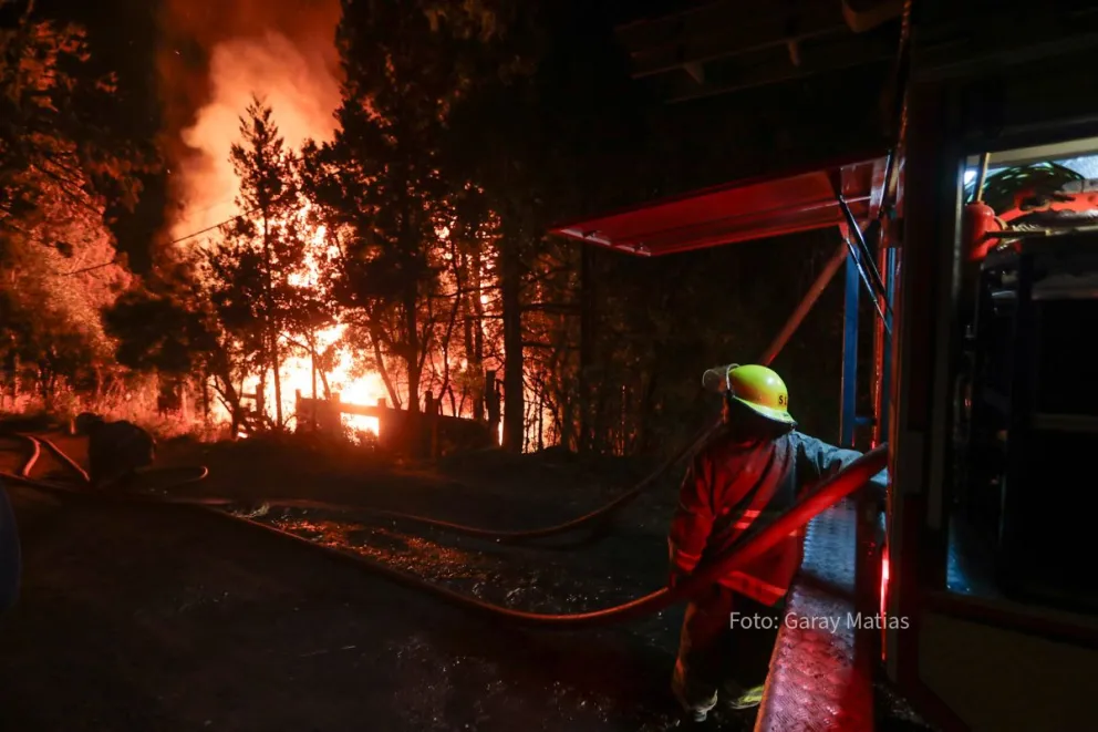 Un incendio destruyó una vivienda por completo y se trasladó a la zona boscosa