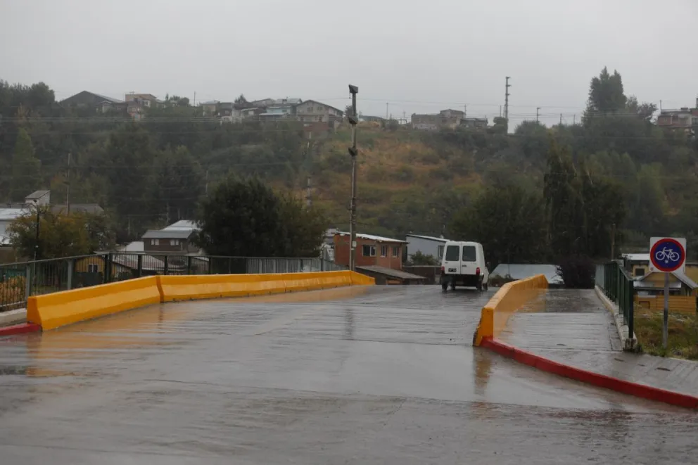 Chocaron de frente a una mujer, la increparon y le robaron sus pertenencias