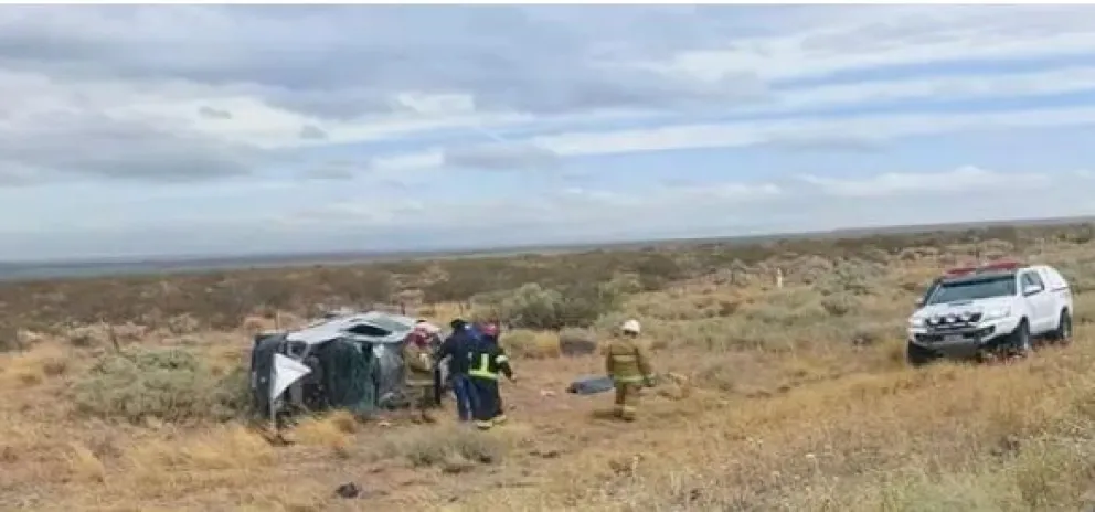 Cuatro heridos y un muerto en un vuelco trágico sobre la Ruta 237