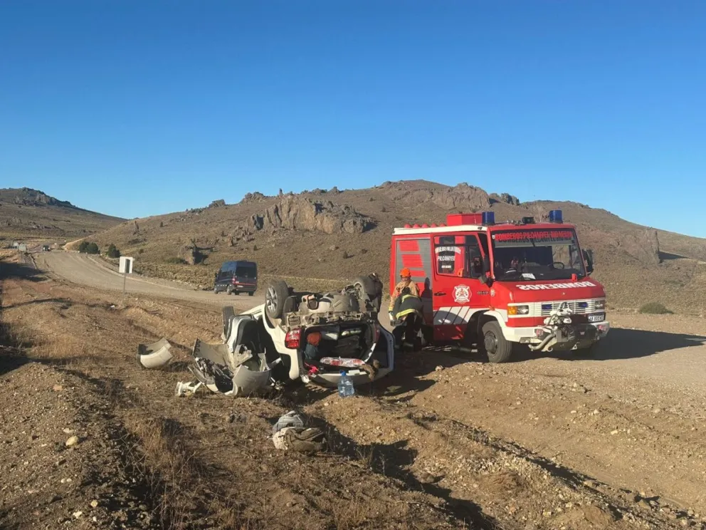 Bomberos auxiliaron a personas heridas en violento vuelco en Ruta 23