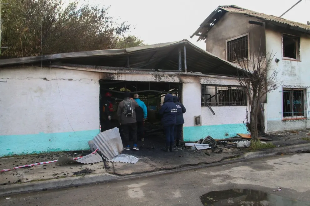 Otro voraz incendio provocó pérdidas totales en un salón y en una vivienda en el Ñireco