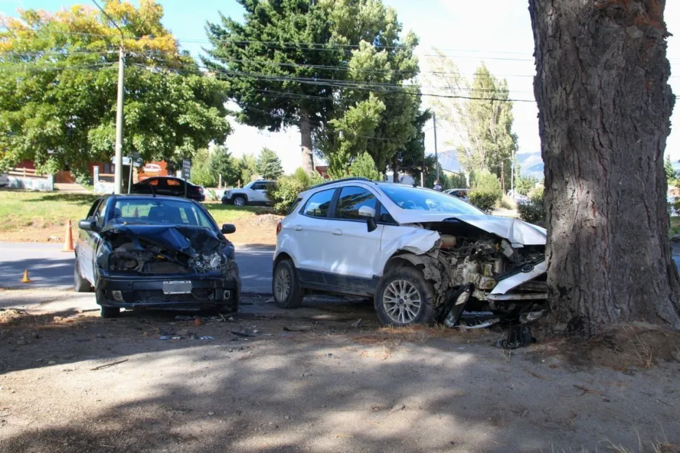 Conductor perdió el conocimiento, colisionó a otro auto y frenó contra un árbol